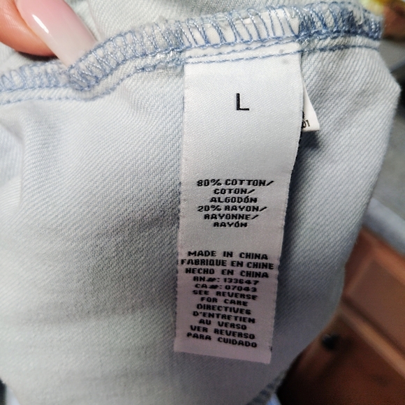 Celebrity Pink light wash Capri pants Large - Picture 4 of 4